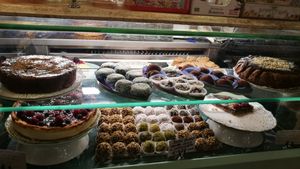 Vegan and vegetarian desserts. The vegan ones are written in green. at Sweet Irene in Bergamo