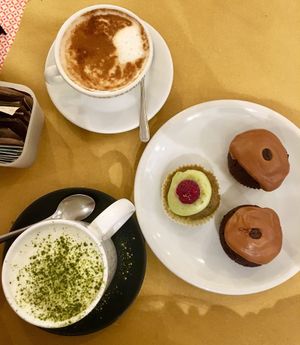 Soy cappuccino and matcha latte with coffee and matcha cupcakes at Sweet Irene in Bergamo