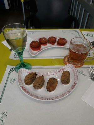 Croquetes i mandonguilles absolutely delicious.! at Cultura de club in Girona