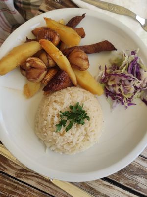 Seitan com batatas e castanhas at Bar do Girassol in Amarante
