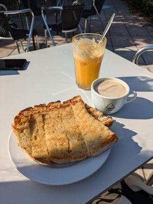Tostada com manteiga, meia de latte with oat milk and orange juice at Bar do Girassol in Amarante