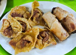 Fried wan ton and popiah at Tian Yi 天一素食 in Northeast Singapore