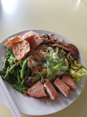 $3.50 with 5 items and mee hoon at Tian Yi 天一素食 in Northeast Singapore