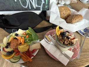 Kleines Frühstück und Granola mit Joghurt und Obst  at Kaffee Stark in Hamburg