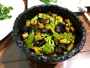 spinach noodles at Belencre Vegan Restaurant in Beijing
