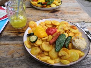 Kartoffelchips mit Hummus at Herr von Butterkeks in Osnabruck
