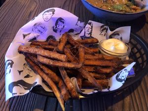 Papier in stijl onder de patatjes...  at Rebel Rebel in Dordrecht