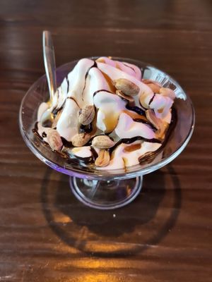 Snickers sundae icecream at Rebel Rebel in Dordrecht