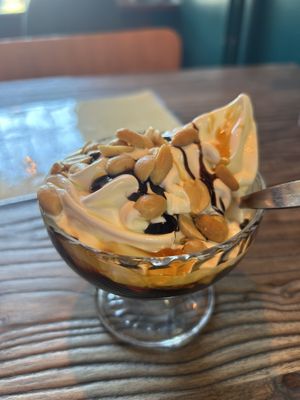 Snickers Sundae 8€  at Rebel Rebel in Dordrecht