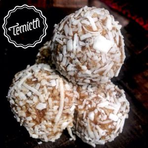 Postre Crudivegano:  Bolitas de dátil con coco.  ¡Simple y delicioso! at Temictli - Hipodromo in Mexico City