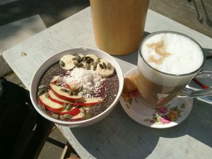 Smoothie bowl with Latte at Anat in Groningen