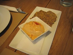 rohveganer Käse und Kräcker at Yi in Athens