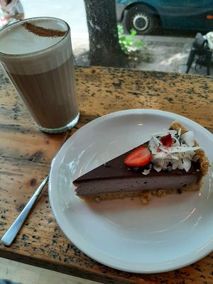 chocolate strawberry cheesecake and chai latte with oat milk at Cafe Neundrei in Berlin