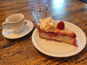 Cherry Vanilla Cheesecake #Veganuary at Cafe Neundrei in Berlin