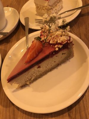 Cherry Vanilla Cheesecake -> 4,20€  at Cafe Neundrei in Berlin