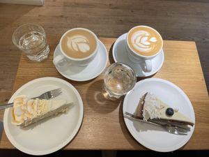 Cappuccini and vegan cheesecakes #Veganuary at Cafe Neundrei in Berlin