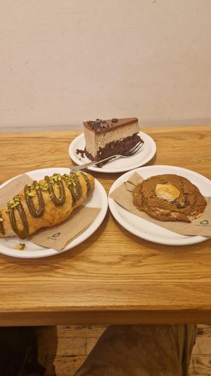 Crookie with pistachio cream, chocolate miso espresso cake and chocolate marshmallow cookie at Cafe Neundrei in Berlin