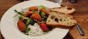 Salat mit frittiertem Kürbis at Olive in Innsbruck