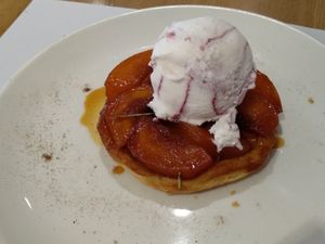 Tatín de melocotón at Baobab in Zaragoza