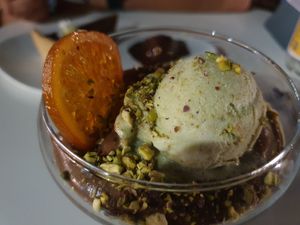 Mouse de tarta de castaña y cacao con helado de pistachos at Baobab in Zaragoza