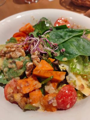 Ensalada de espinacas y boniato at Baobab in Zaragoza