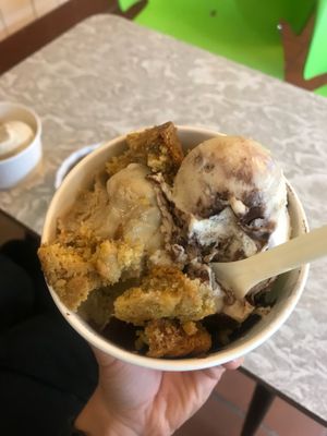 3erlei Eiskugeln mit Erdnusscookie at Eiskontor Berlin in Berlin