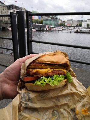 Leckerer veganer Burger at VINCENT - Europa Passage in Hamburg