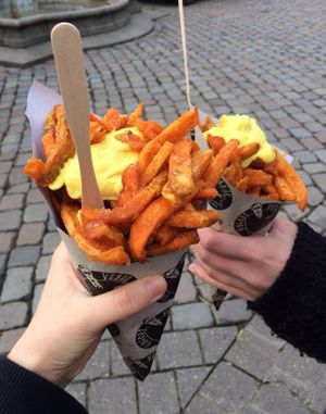 Sweetpotato fries with garlic-turmeric-sauce at VINCENT - Europa Passage in Hamburg