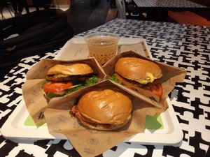 Apfelschorle 5☆, Veganizer 😊 und Hamburger 🤮 #Veganuary at VINCENT - Europa Passage in Hamburg