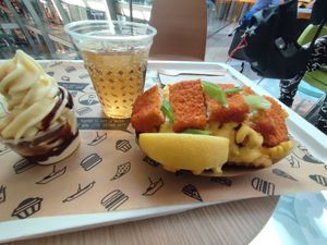Fivh + chips, chocolate sundae and ginger ale at VINCENT - Europa Passage in Hamburg