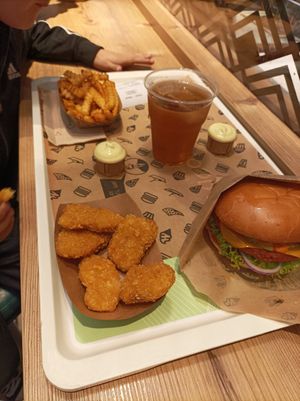 Nuggets, fries & chili cheese burger at VINCENT - Europa Passage in Hamburg