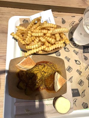 Curryvurst mit Crinkle Cut Fries  at VINCENT - Europa Passage in Hamburg