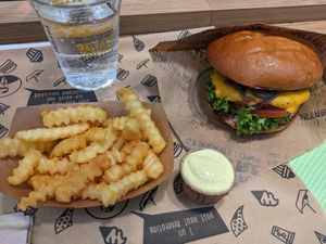 Vegsec burger with menu (small fries, vajoneesy dip and water) for 13,49€.

Vegsec Burger - 4/5.
Small fries - 3.5/5.
Vajoneesy dip - 4/5. at VINCENT - Europa Passage in Hamburg
