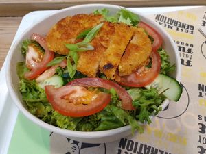 Crunchy chicken salad, only contains about 90% salad, a few cucumbers, tomatoes and small chicken at VINCENT - Europa Passage in Hamburg