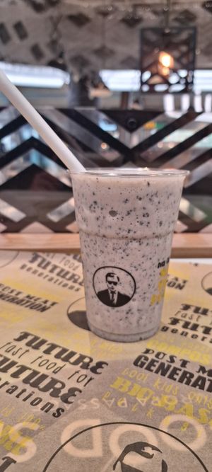 Vegmilkshake cookies and cream at VINCENT - Europa Passage in Hamburg