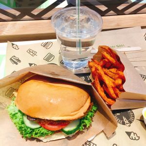 Vegenizer + sweet popatoes with garlic mayo at VINCENT - Europa Passage in Hamburg