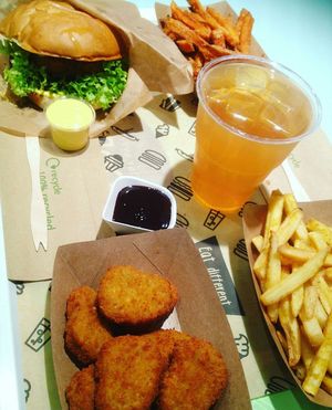 Nuggetz, Veganizer Burger and fries ❤  at VINCENT - Europa Passage in Hamburg