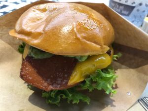 Classic burger w/ cheese+bacon at VINCENT - Europa Passage in Hamburg