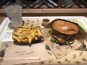 Veganski burger and fries at VINCENT - Europa Passage in Hamburg