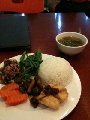 Com suat 30.000 VND another day at Hoa Sen - Doi Can - Maybe closed in Hanoi