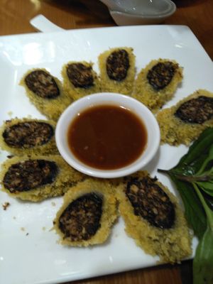 Fried seaweed rolls at Aummee in Hanoi