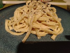 Scialatielli freschi tofumo e pepe (variante vegana della pasta cacio e pepe fatta con crema di tofu affumicato) at Spinno in Palermo