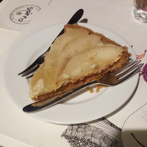 Vegan lemon tart topped with pear slices at Spinno in Palermo
