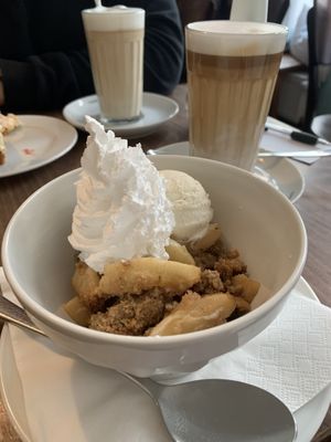 Veganer Apple Crumble mit Eis und Sahne at Cafe Gluecklich in Wismar