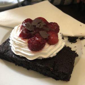 Veganer Schoko Brownie mit Himbeeren at Cafe Gluecklich in Wismar