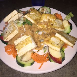 Thai-dye salad with tofu at Crossroads Cafe in Joshua Tree