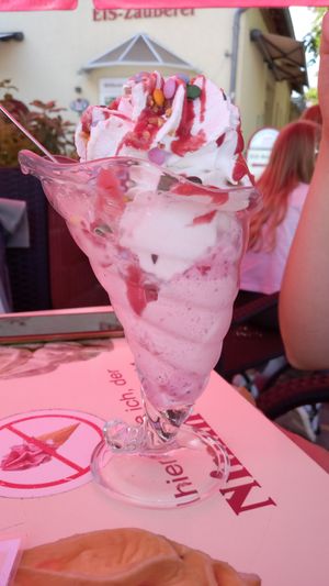 Selbst zusammengestellter Eisbecher ("Großer Traum") at Das EiZ in Rheinsberg