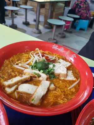 Cheap and nice...we order 2 mee soto and 1 mee siam! Total $10.50..come early as mee siam sold out fast. at Jian Kang 健康素食 in Central Singapore