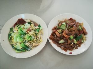 Hokkien noodles and fried kway teow at Fo Xin Vegetarian 佛心素食 in Central Singapore