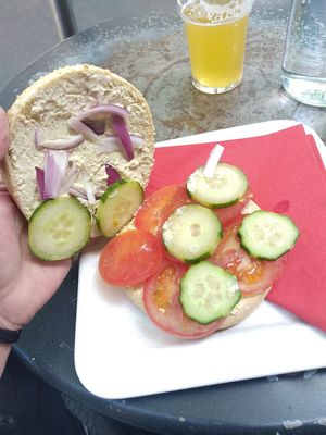 Bon accueil, rapide, rue calme. Bon mais FRANCHEMENT cher pour ce que c'est (plus de 6€). Pas testé les "vrais" plats. at Le Dernier Bar avant la Fin du Monde in Paris